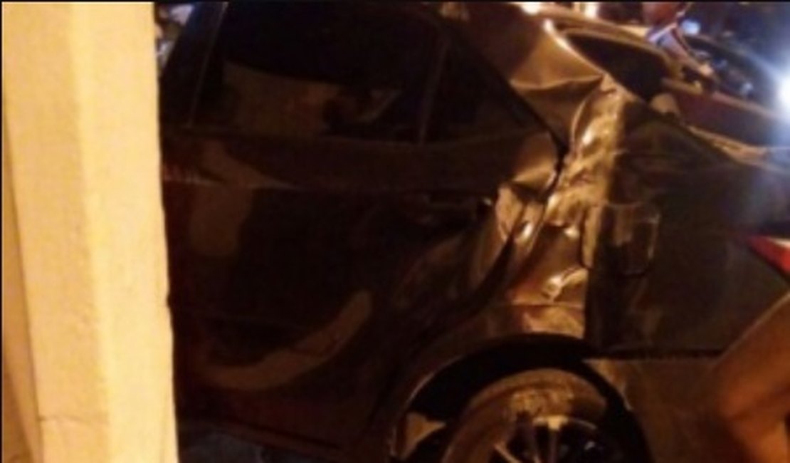 Condutora fica ferida após capotamento em Maceió e suspeito de acidente foge