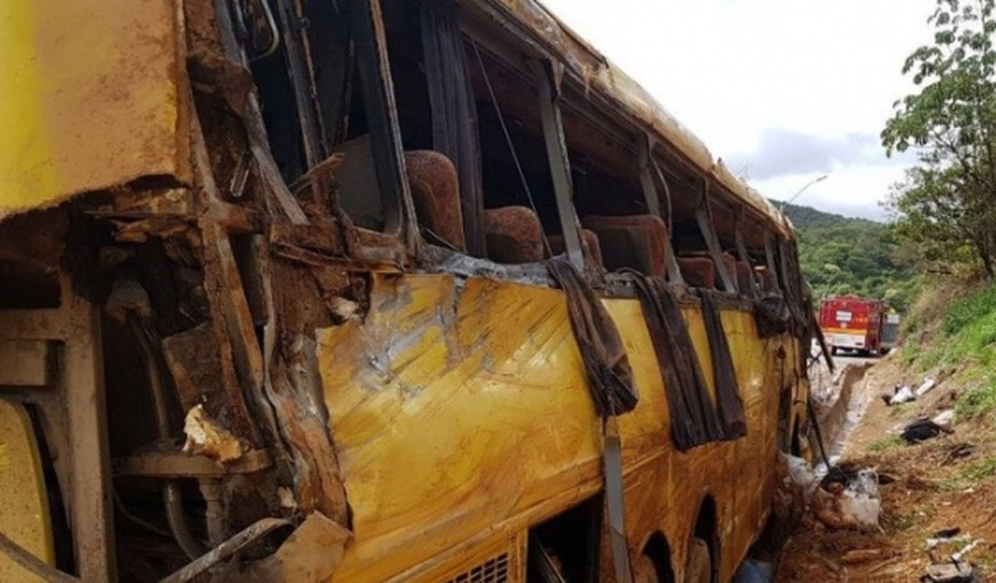 Ônibus tomba na BR-381 e deixa 6 mortos e 13 feridos em Minas Gerais