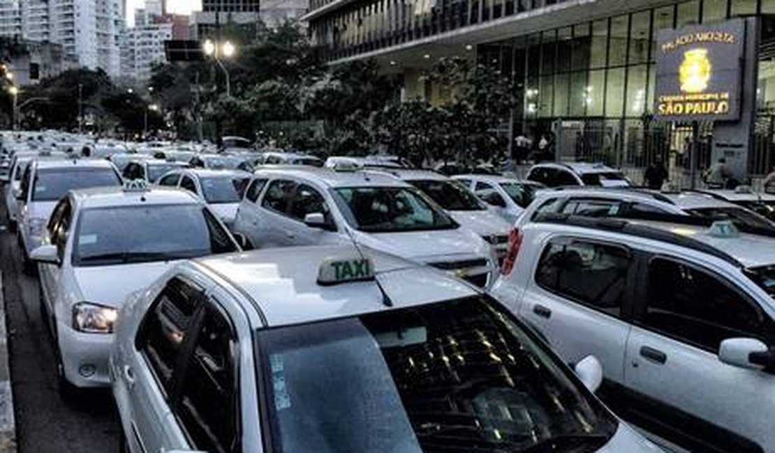 Motorista do Uber cai em emboscada e é agredido por grupo de taxistas em SP