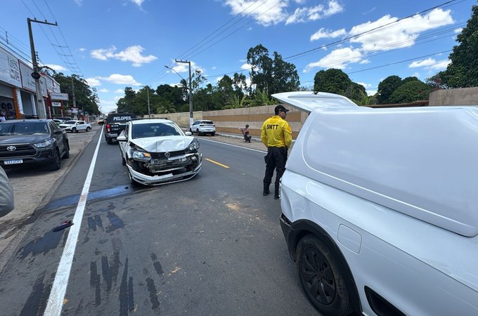 Engavetamento envolve três carros no bairro Eldorado, em Arapiraca