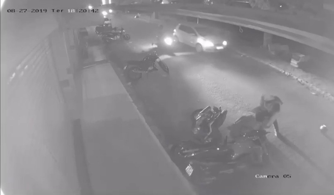 Vídeo mostra criminoso detido por populares após tentativa de assalto, em Arapiraca