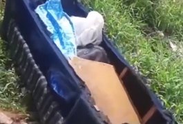 Corpo com sinais de violência é encontrado dentro de sofá descartado em terreno baldio