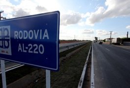 Engavetamento envolve cinco veículos na AL-220, entre São Miguel e Barra