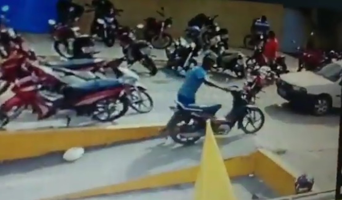 Vídeo. Câmera de segurança flagra deficiente físico furtando moto em Arapiraca