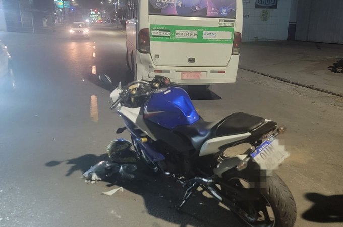 Colisão entre motocicleta e micro-ônibus deixa motociclista ferido, em Arapiraca