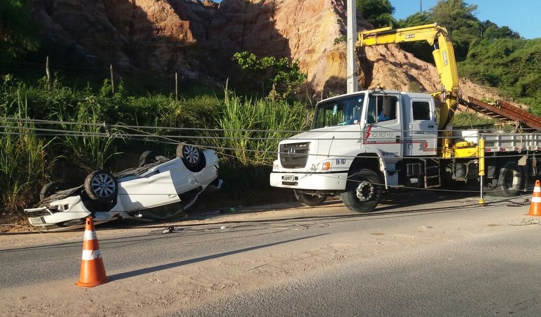 Carro bate em poste e deixa bairros de Maceió sem energia elétrica