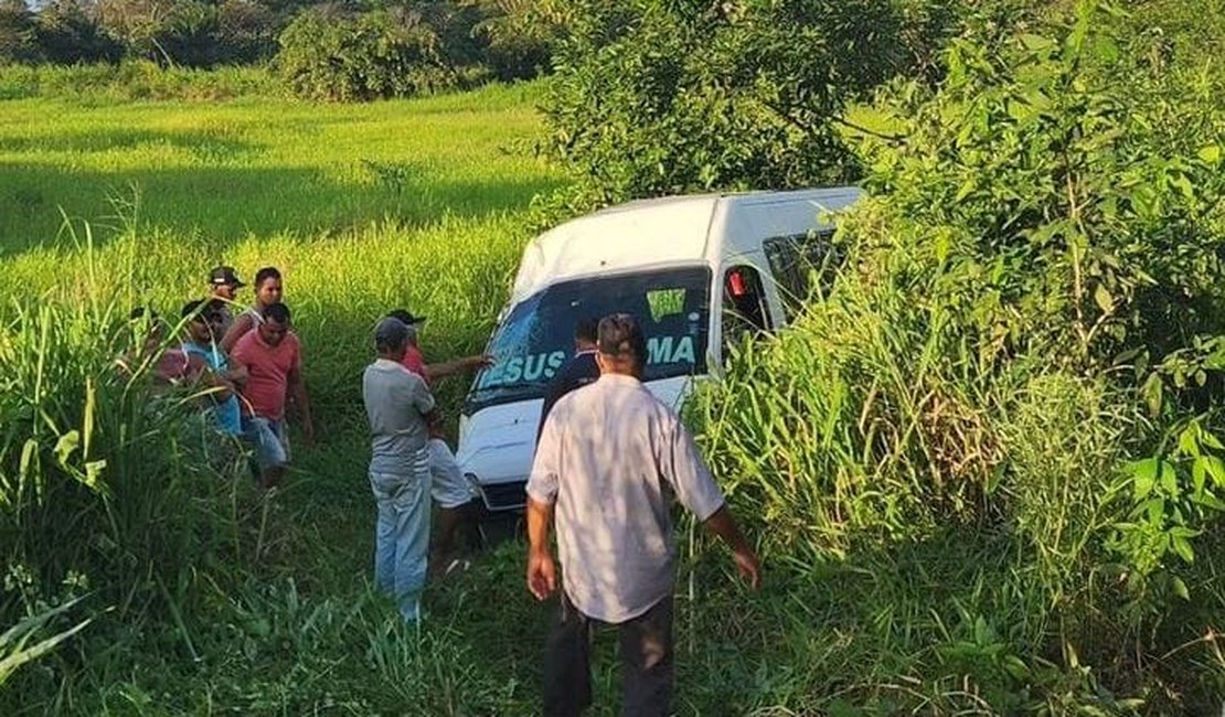 Motorista de van fica ferido após veículo capotar e parar em canavial no Distrito Pindorama