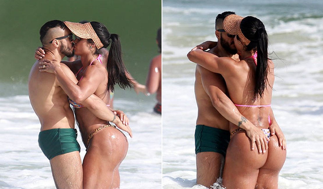 Belo e Gracyanne Barbosa trocam beijos e carinhos na praia