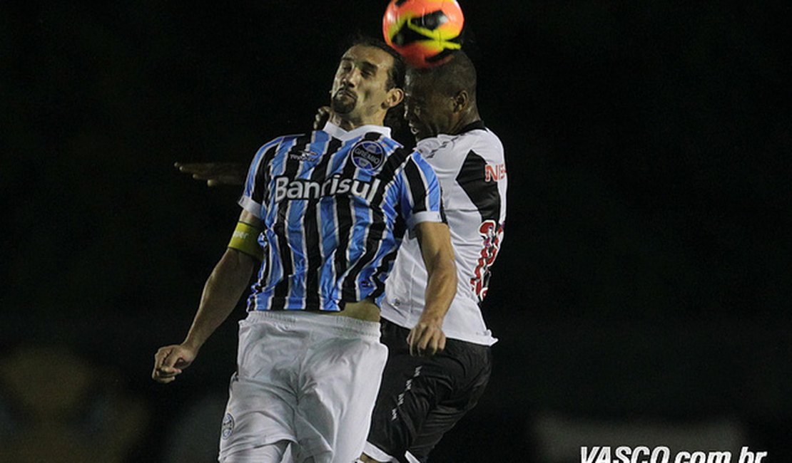 Em jogo de muitos gols, Grêmio supera Vasco