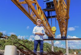 Sobre o primeiro vão já concretado, Ronaldo Lopes constata avanço das obras da Ponte Penedo-Neópolis