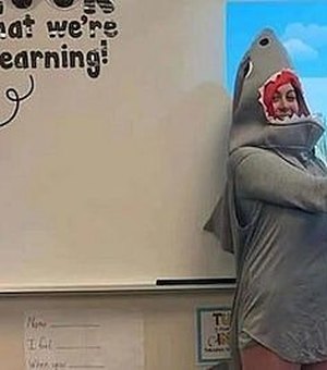 Vídeo: professora viraliza ao se vestir de tubarão para ensinar matemática