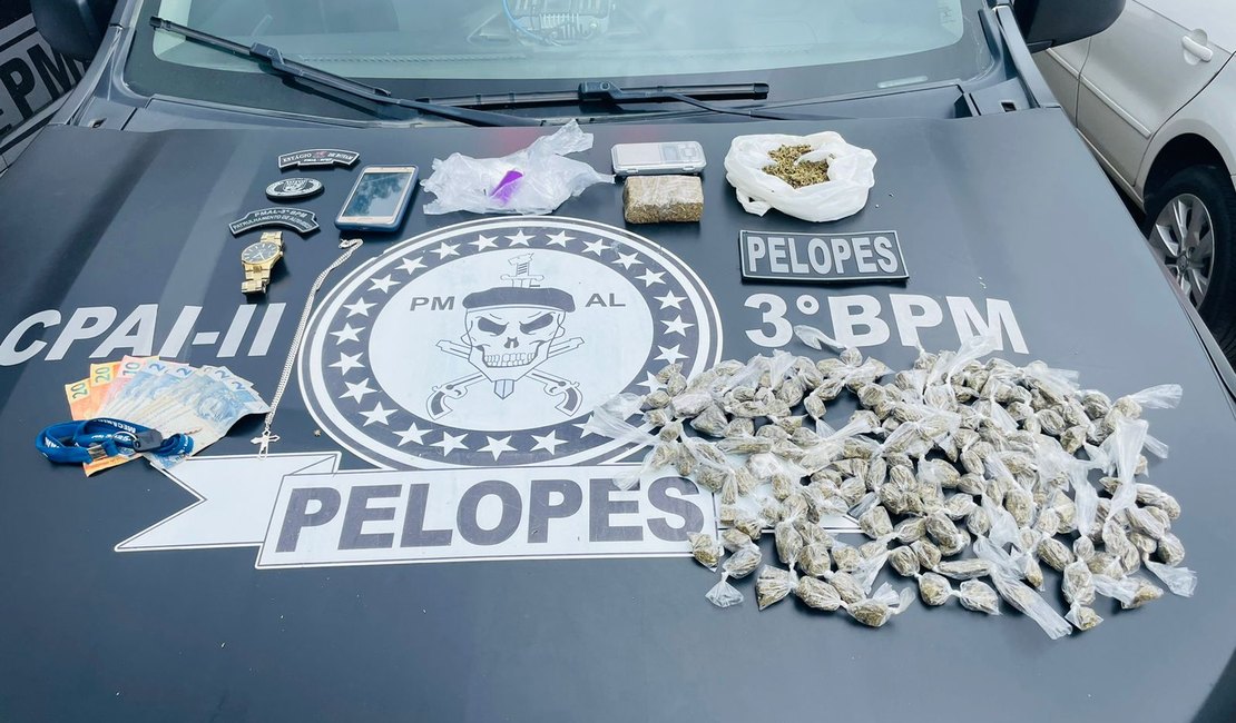 Motociclista tenta escapar de flagrante jogando drogas no mato e é preso em Arapiraca