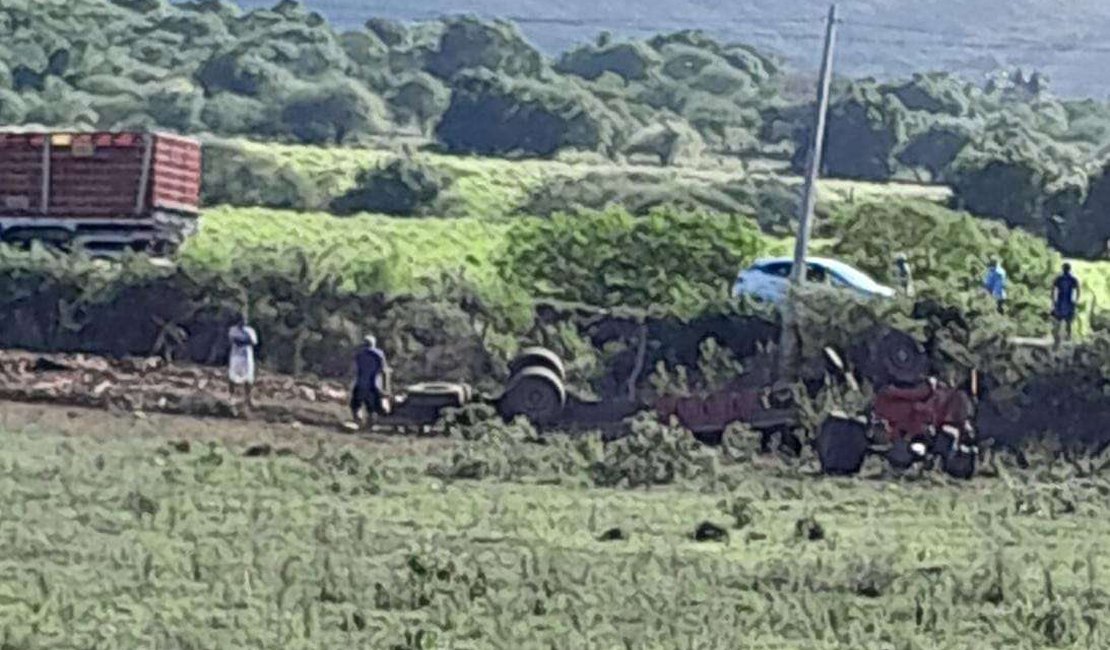 Motorista de caminhão caçamba com carga de telhas morre em capotamento na Serra das Espias