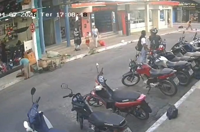 Casal é flagrado furtando capacete no Centro de Arapiraca