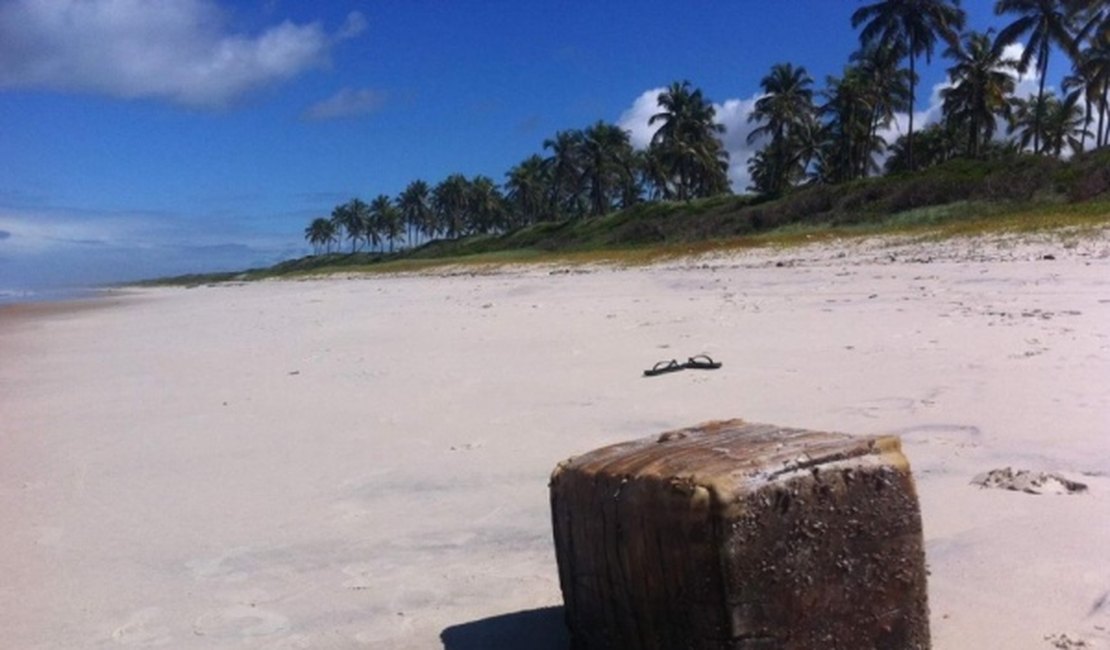 Caixas de borracha que surgiram em praias nordestinas voltam a aparecer em Alagoas