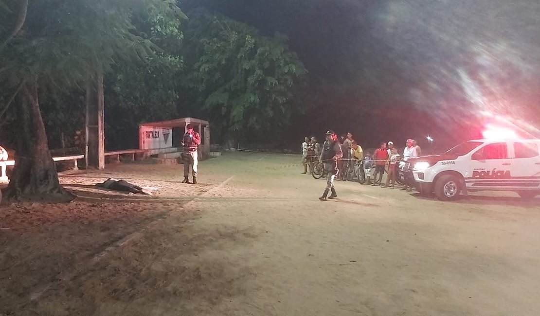 Dupla armada mata homem que estava assistindo partida de futebol amador em Maceió