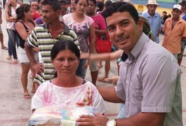 Prefeitura de Feira Grande entrega cestas básicas à população carente