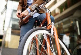 Homem pede água a dono de casa e rouba bicicleta após vítima entrar no imóvel para buscar, em Arapiraca