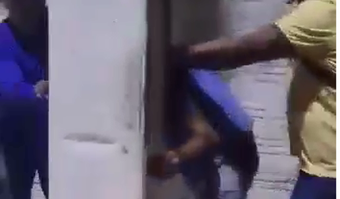 Homem é espancado por populares após tentativa de roubo em Maceió