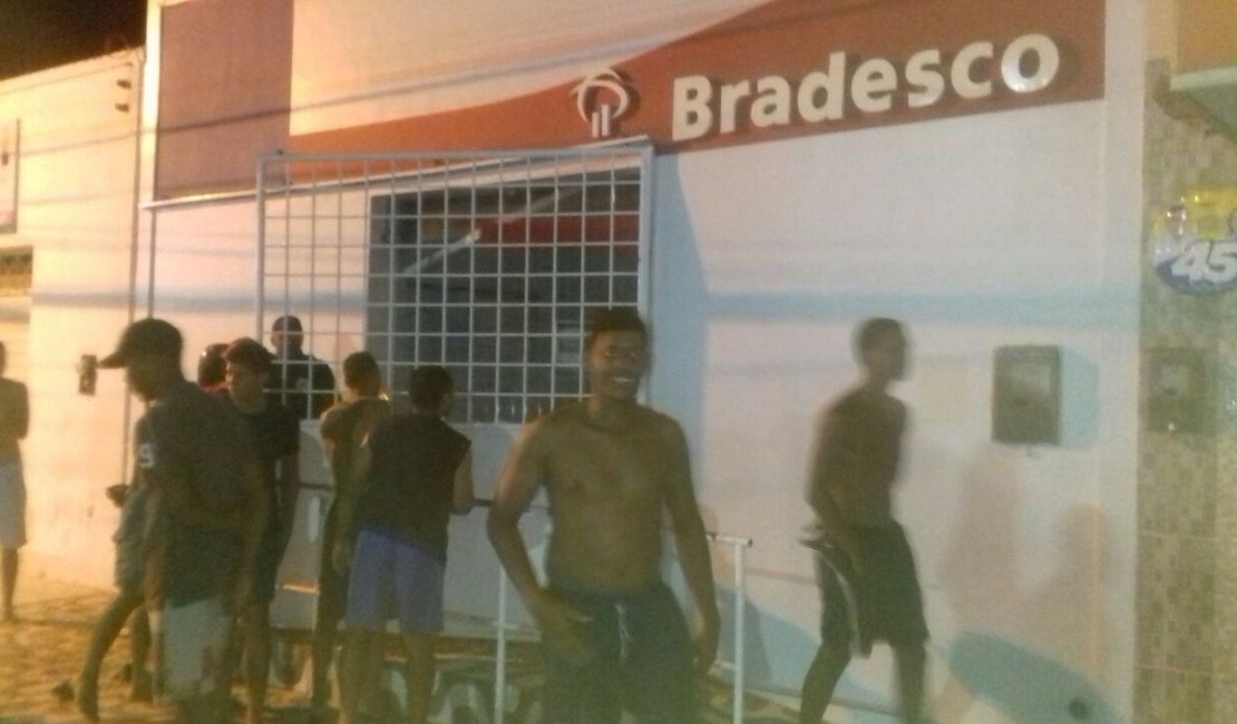 Bandidos explodem caixas eletrônicos em Porto Real do Colégio