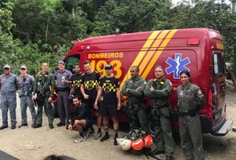 Corpo de Bombeiros e helicóptero Águia resgatam repórter e amigos perdidos na mata