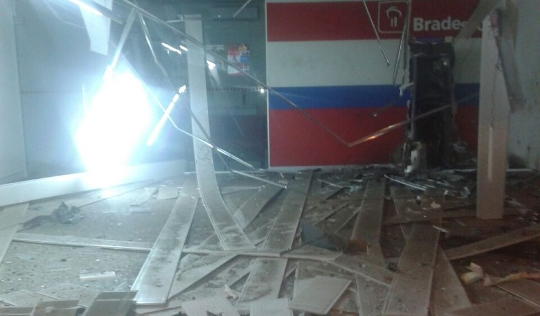 Bandidos explodem agência bancária em Campo Grande