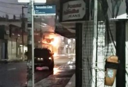 Curto circuito causa incêndio em poste na frente de uma Escola, no Centro de Arapiraca