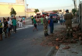 Parede de prédio em construção desaba e deixa uma mulher ferida em Arapiraca