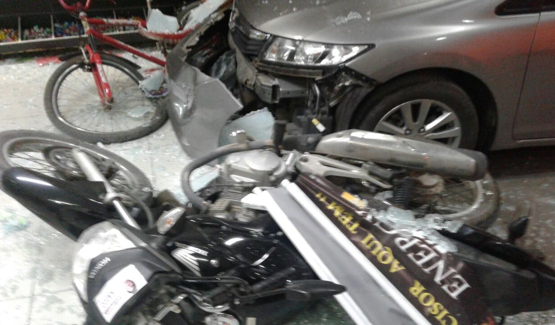 Motorista de carro causa acidente e gera prejuízo em Posto de Combustível
