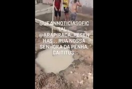 Moradores fazem 'bica' em vazamento de água e solicitam apoio da Casal para o conserto