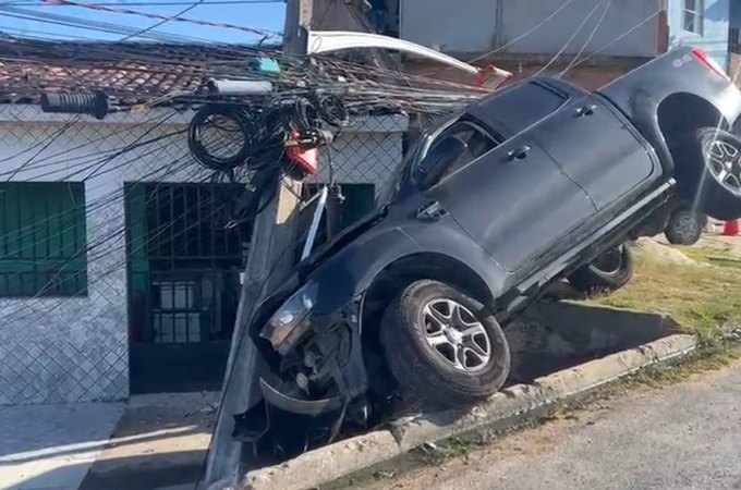 Motorista cochila e caminhonete colide contra poste em Marechal Deodoro
