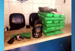 Jovem é preso com quase 20 kg de maconha e uma arma, em Maceió