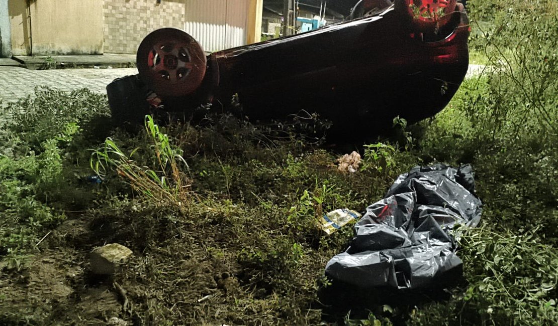 Homem morre em capotamento de carro em Arapiraca; gestante e três crianças sofrem ferimentos