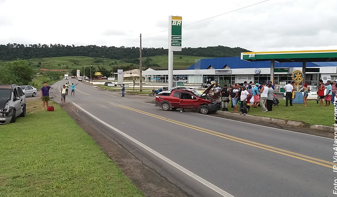 Colisão envolvendo dois carros deixa 6 pessoas feridas na BR-101, em Alagoas