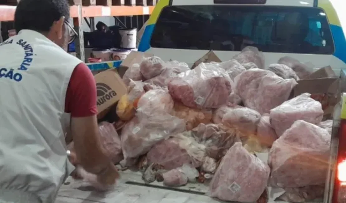 Vigilância apreende 450 kg de alimentos estragados em Maceió