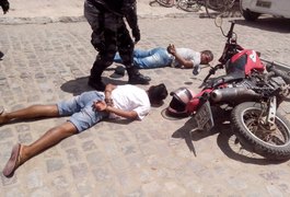 Após perseguição, dupla é detida com moto roubada e arma de fogo, em Arapiraca