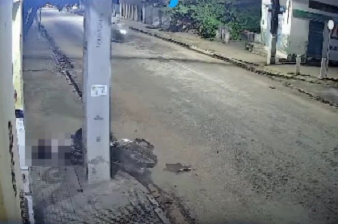 Motociclista fica ferido após colidir moto em poste, em Palmeira dos Índios