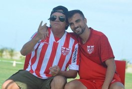 Cantor Chitãozinho visita CT do CRB, time do genro Rafael Longuine