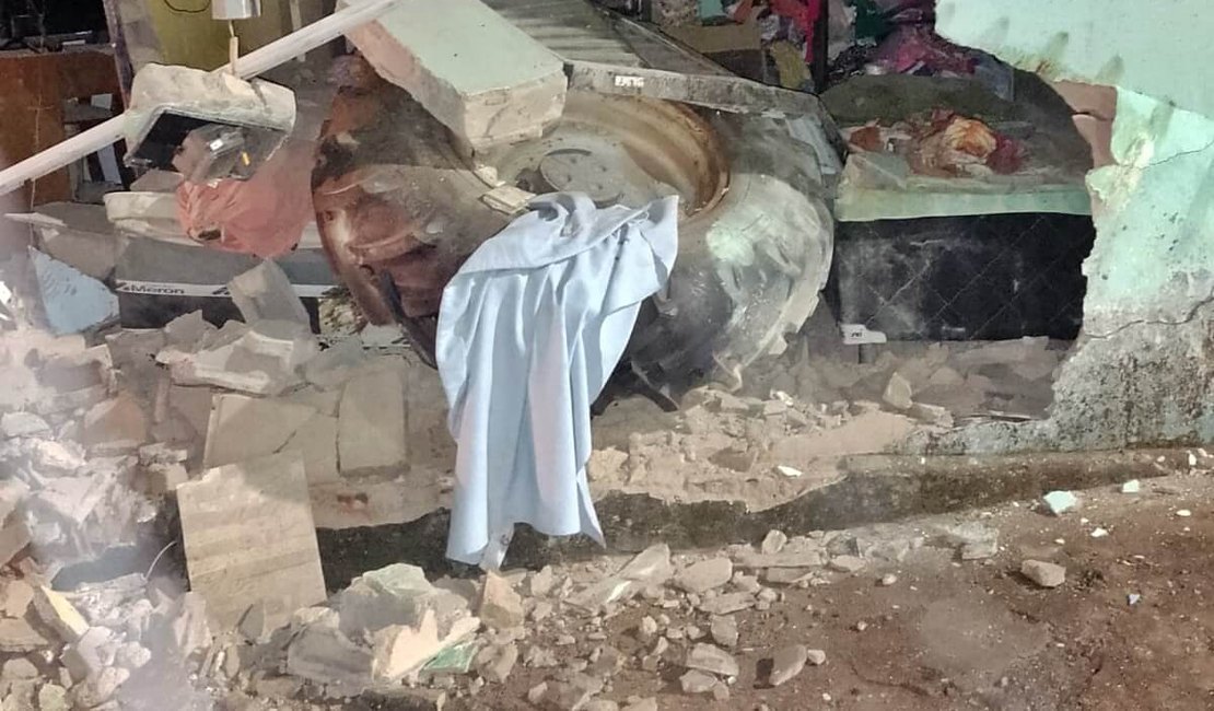 Trator sem freio invade residências deixando trabalhador morto e feridos em São Miguel dos Campos