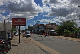 Veículo arranca poste e fios atrapalham o trânsito no bairro Baixa Grande