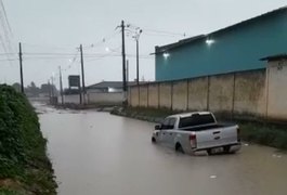 Imagens: Fortes chuvas deixam ruas de Teotônio Vilela alagadas e veículos ficam atolados