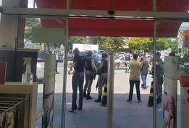 Refém relata ação de assaltante em farmácia na Fernandes Lima: 'Dizia que ia jogar a arma'