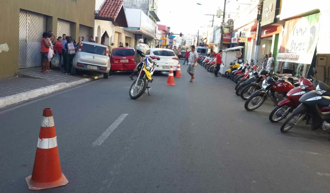 Colisão envolvendo três veículos deixa trânsito lento no Centro de Arapiraca