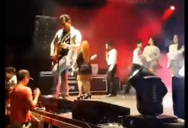 VÍDEO. Ximbinha chuta o celular de fã durante show