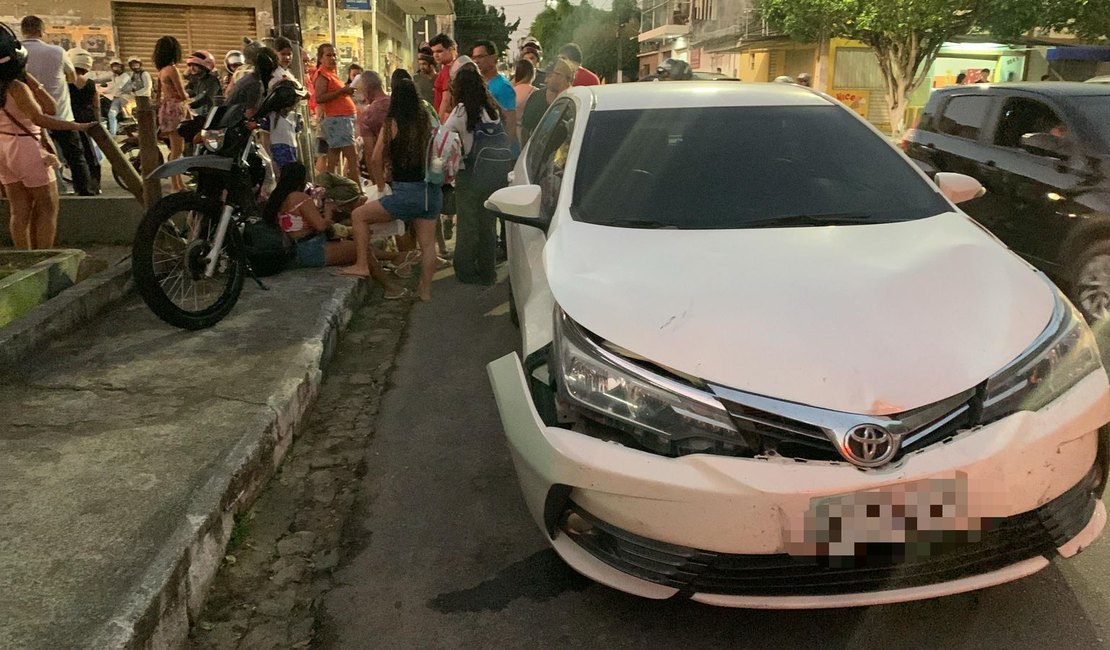 Dois adultos e menina de 6 anos são socorridos após colisão entre carro e moto em Arapiraca