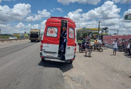 Comerciante é baleado por assaltantes e parente atira em um dos criminosos na cabeça, em Arapiraca