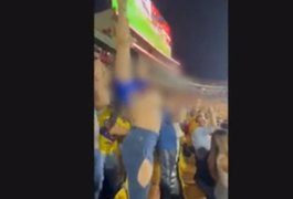 Vídeo. Torcedora se empolga e comemora gol no México mostrando os seios