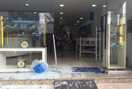 Cliente quebra porta de vidro da loja Tim em Arapiraca