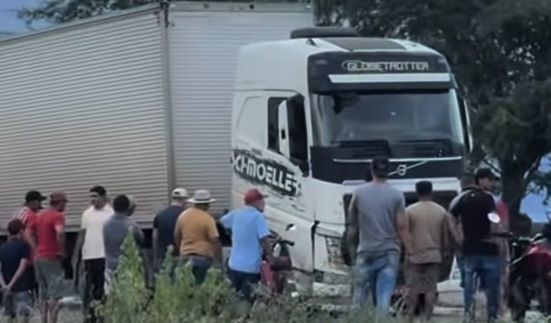 Motociclista é atingido e arrastado por carreta na BR-423, em Ouro Branco