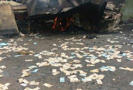 Vídeo: bando armado com fuzis intercepta carro-forte e explode o cofre